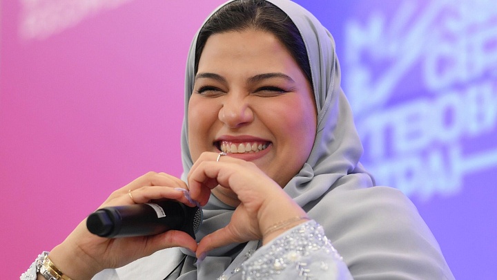 Участнице "Интервидения" от Катара подарили балалайку