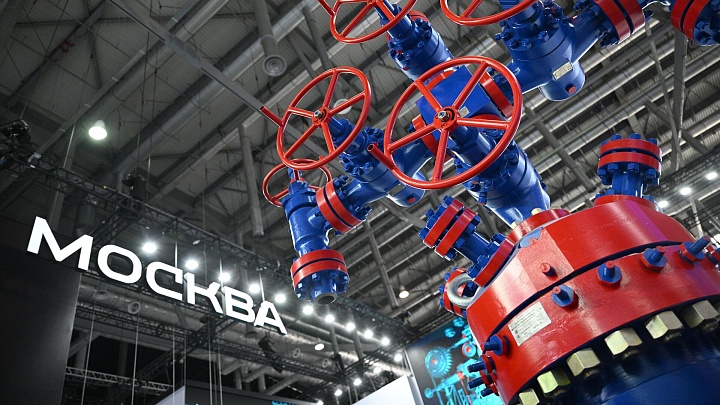 На выставке "Иннопром" представили робота-андроида