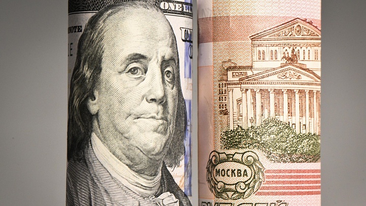 Рубль вошел в тройку наиболее укрепившихся к доллару валют