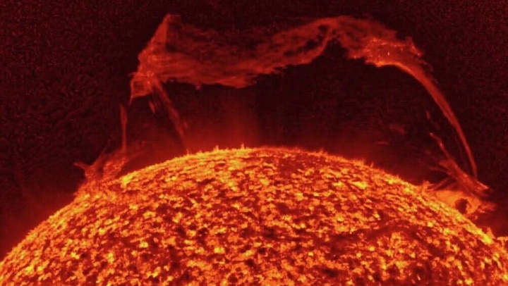 От Солнца оторвался гигантский протуберанец