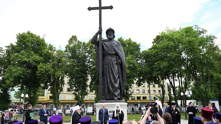 Патриарх Кирилл провёл обряд освящения памятника князю Владимиру в Калининграде