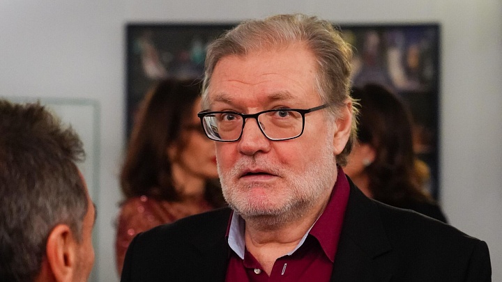 Люди приходят к театру Вахтангова, чтобы проститься с Владимиром Симоновым